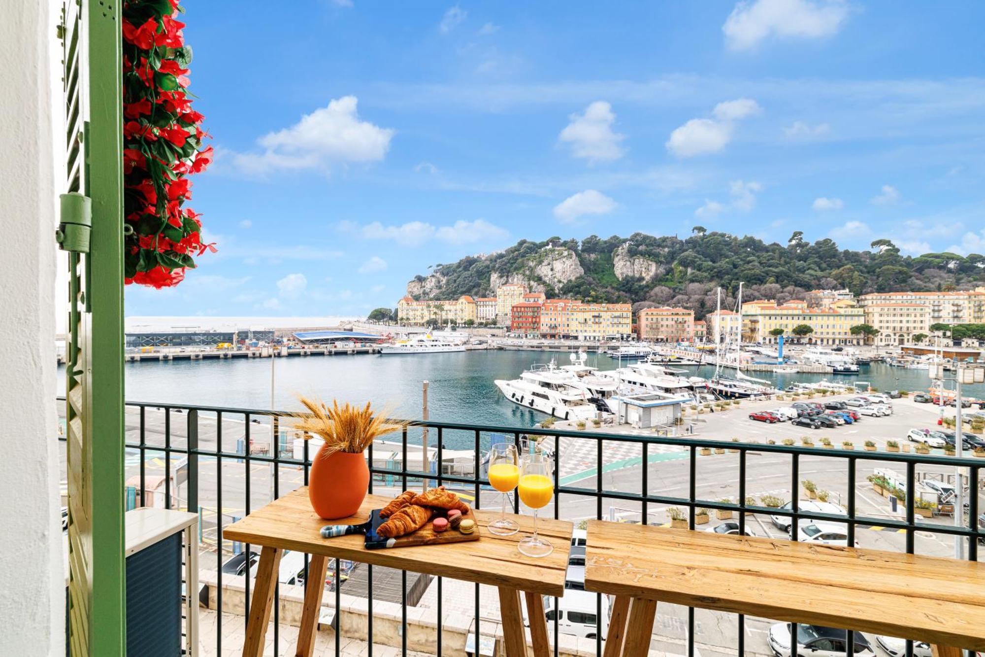 Sunlight - Archibald - Port Area, 2 Bedrooms, Stunning With Balcony & Parking Apartment Nice