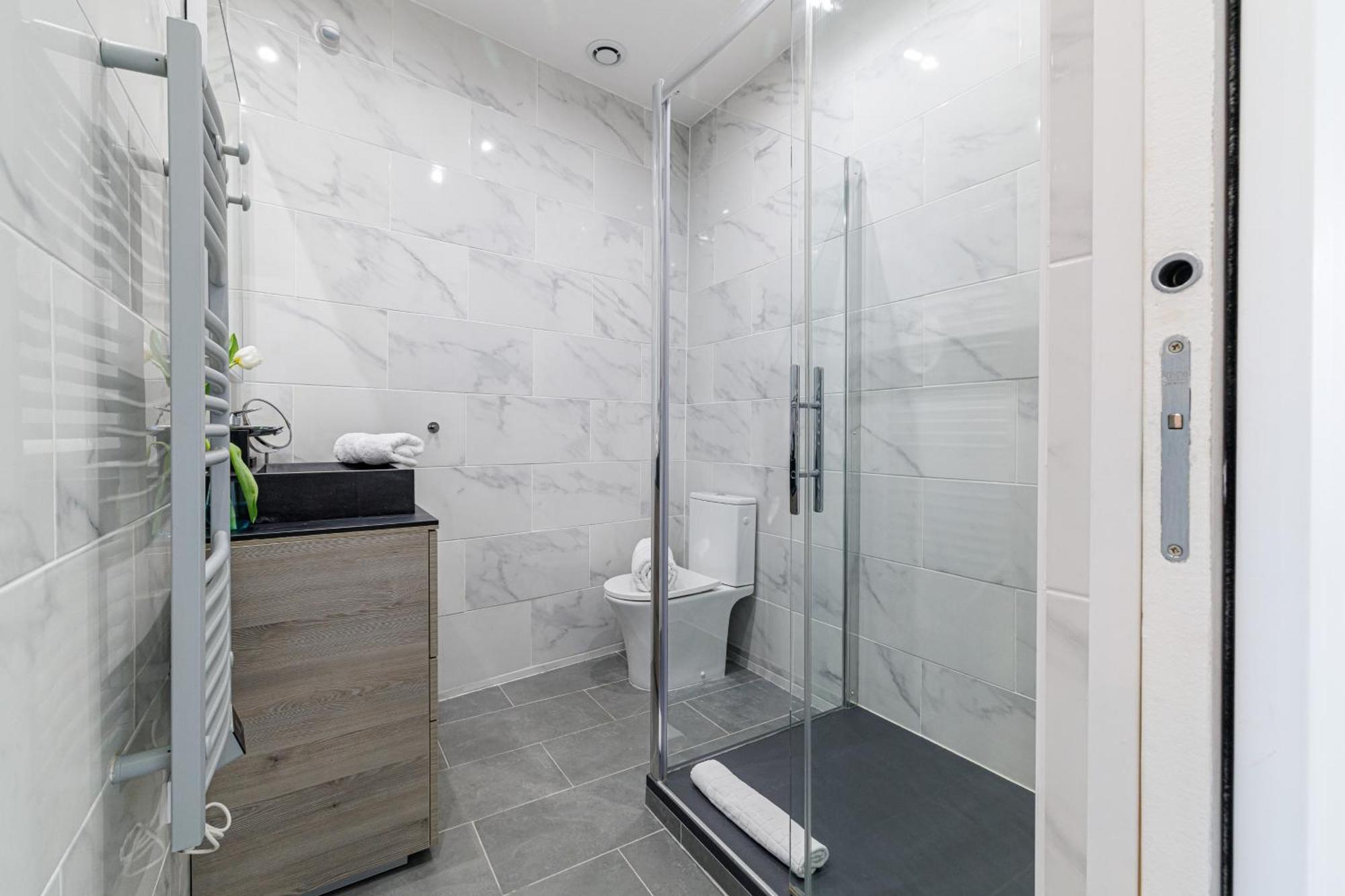 Sunlight - Archibald - Port Area, 2 Bedrooms, Stunning With Balcony & Parking Apartment *