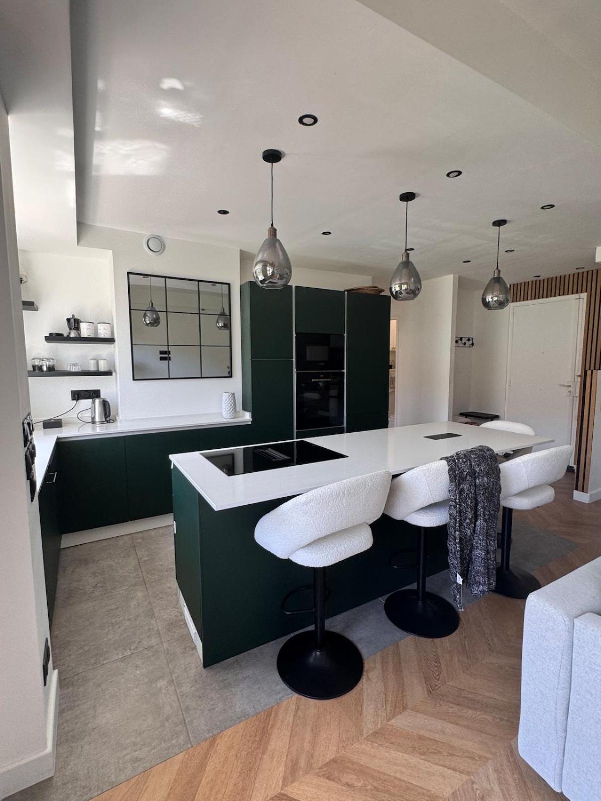 Beautiful 2-room, Ac, Center, Terrace Apartment