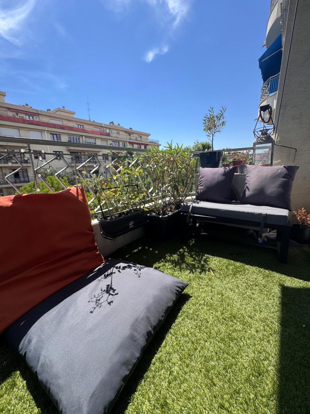 Beautiful 2-room, Ac, Center, Terrace Apartment *