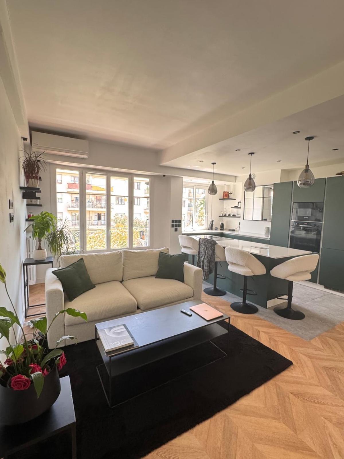 Beautiful 2-room, Ac, Center, Terrace Apartment *