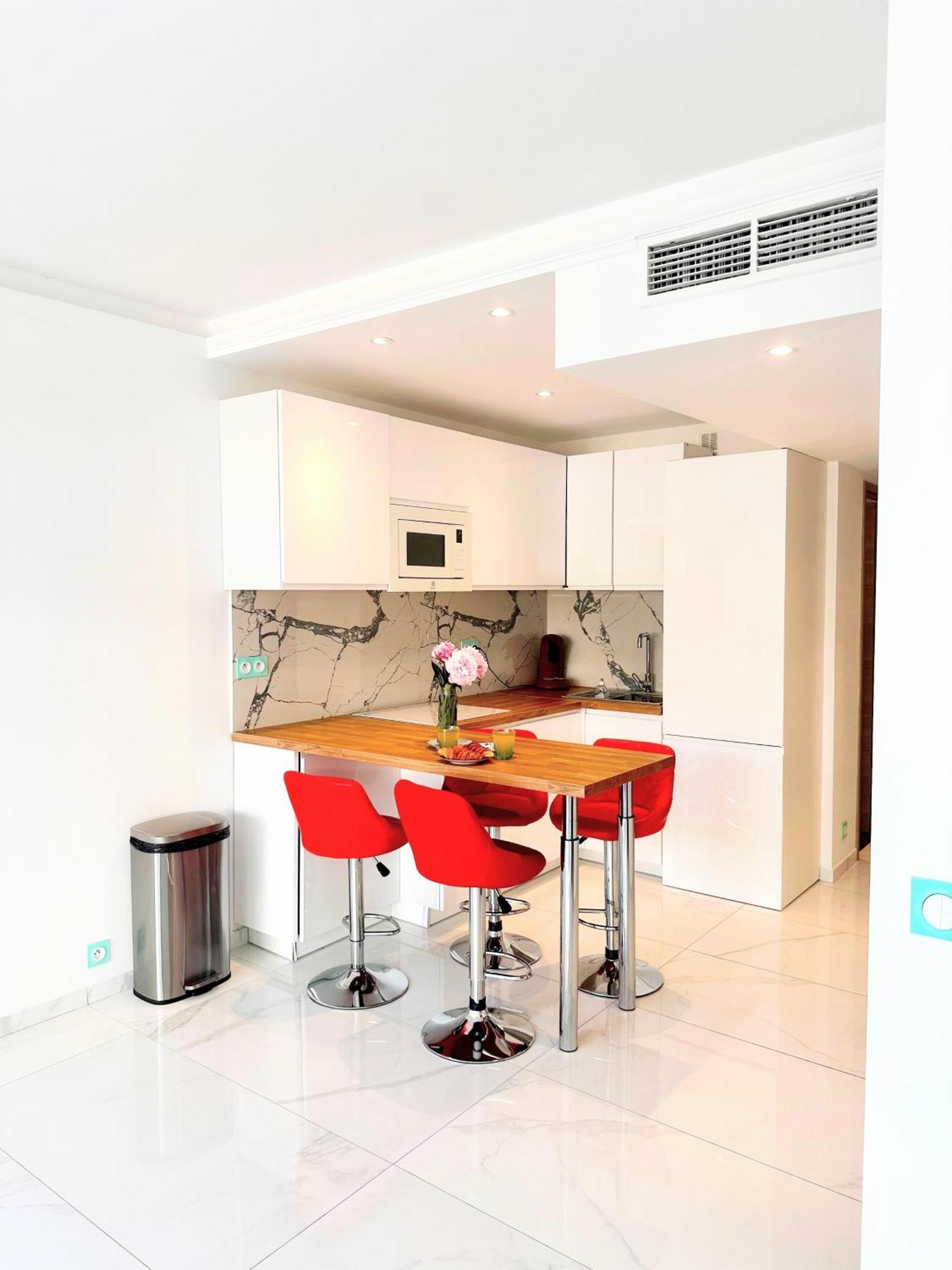 Royal Lux Spacious Seaside Pool Apartment *