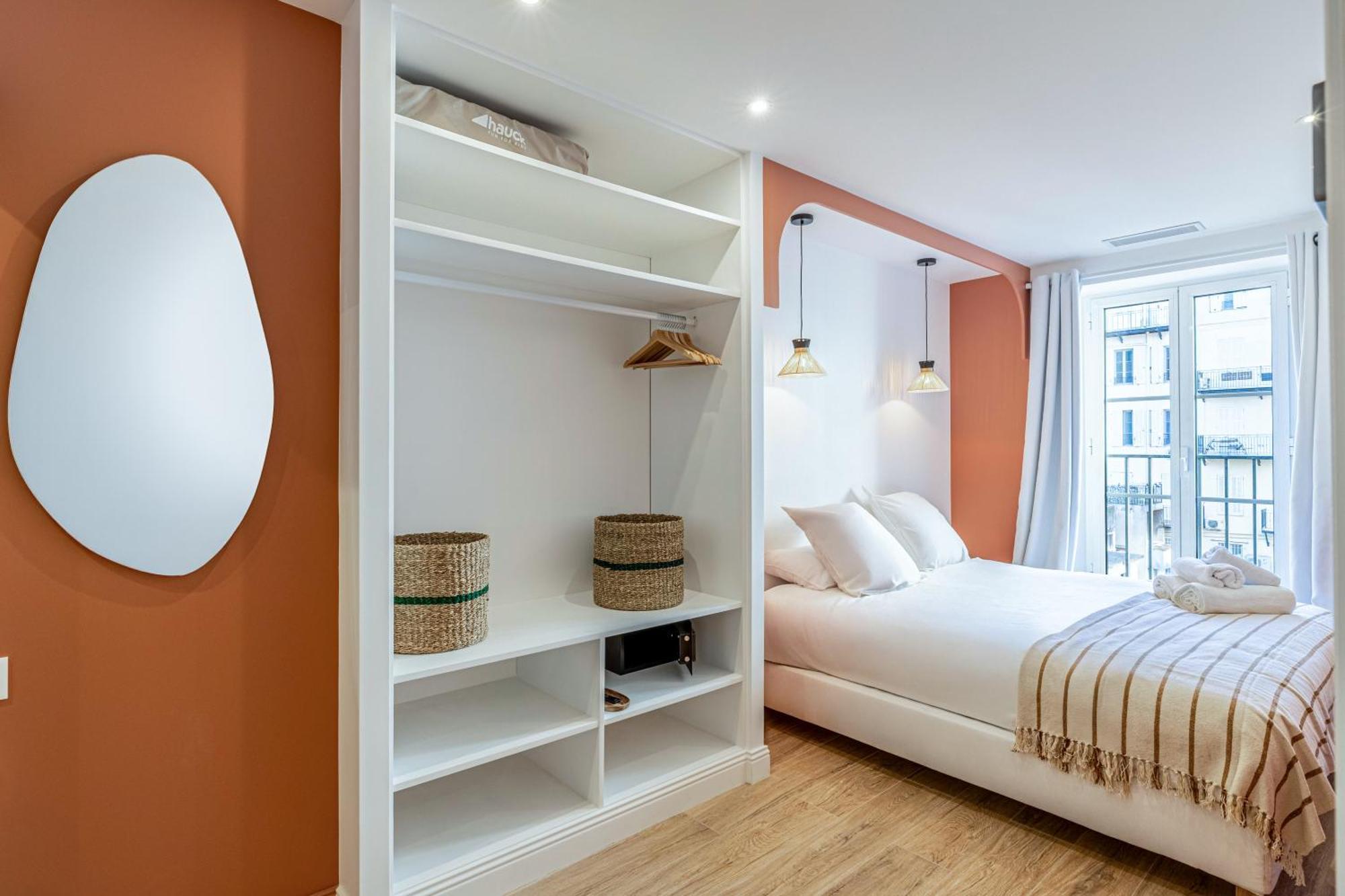 Apartamento New! Remodeled & Spacious 4 Bedroom - 3 Bath - Heart Of - Ac In - With A Large Elevator *
