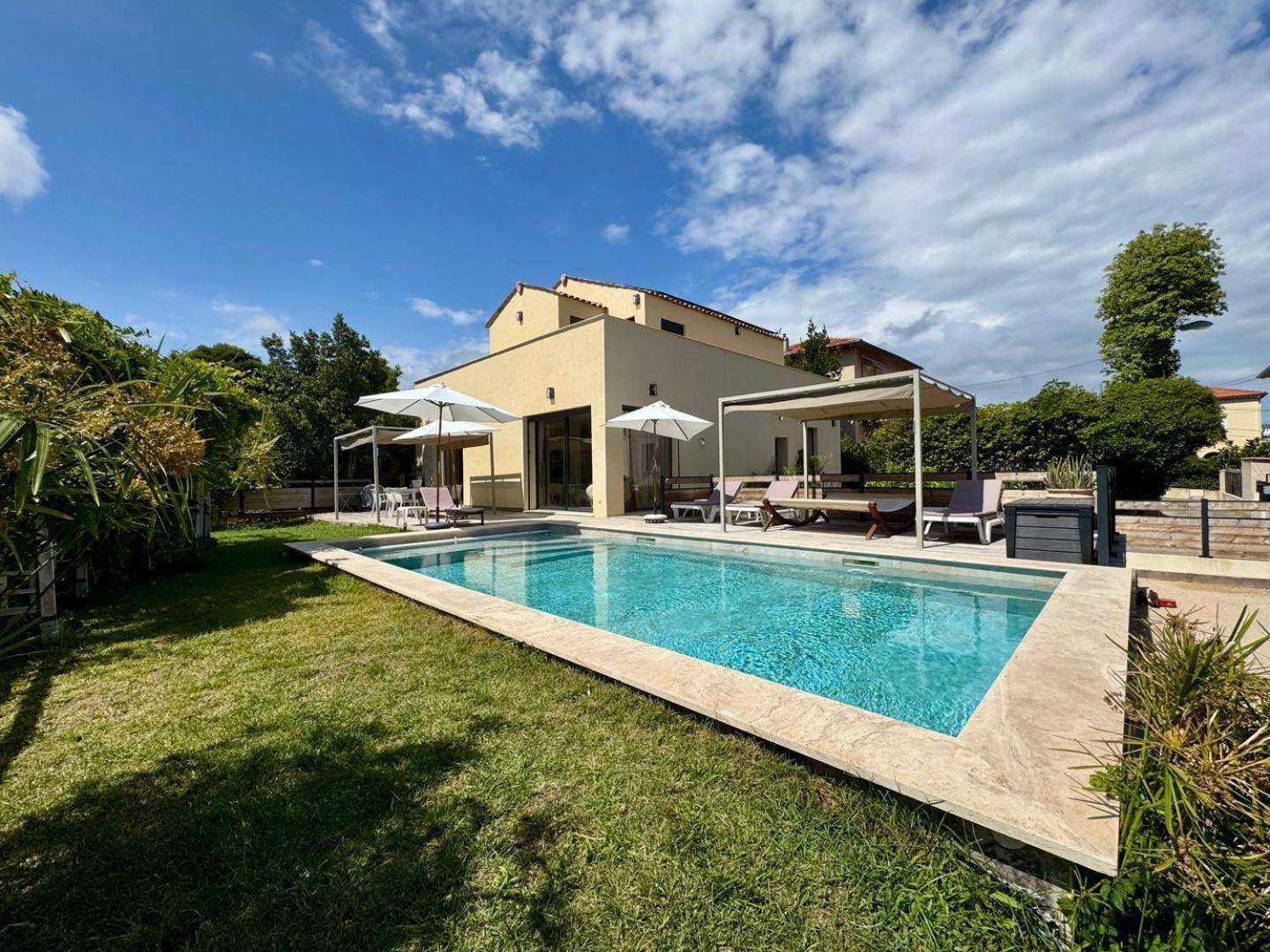 Moderne Pour 8 Personnes - Vue Sur ! Villa Nice