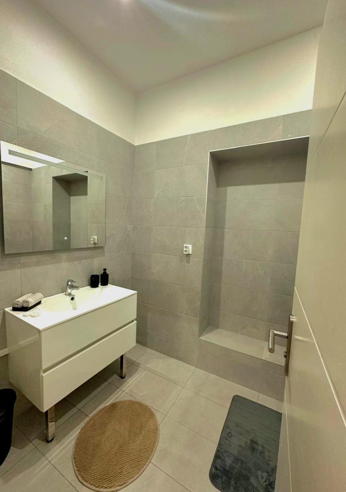 Heart Of Beautiful 3 Bedrooms Apartment *