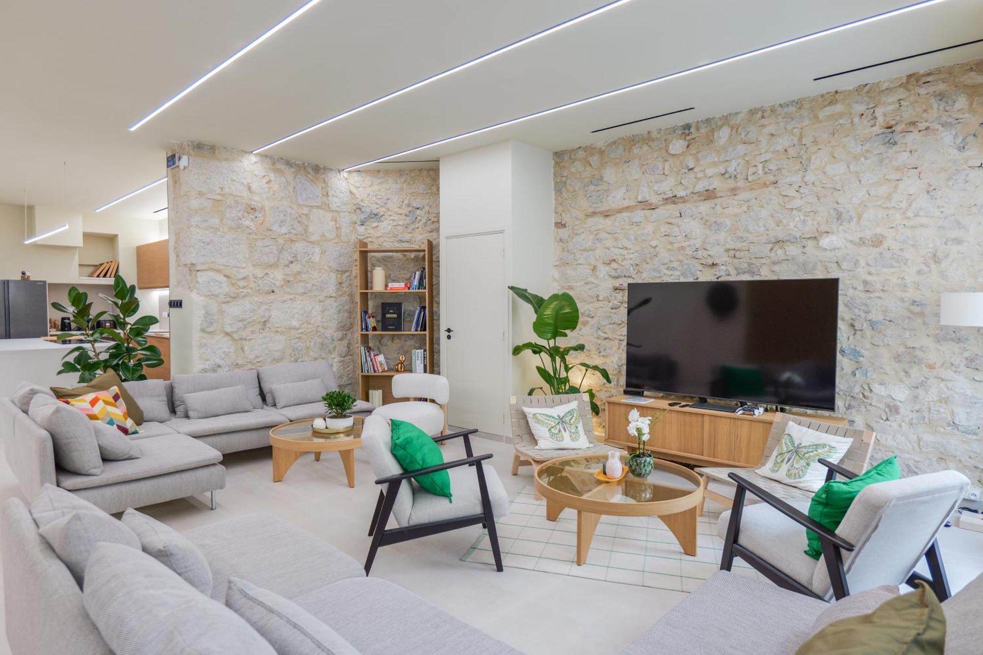 Extra Spacious Modern Hub Center * Nice