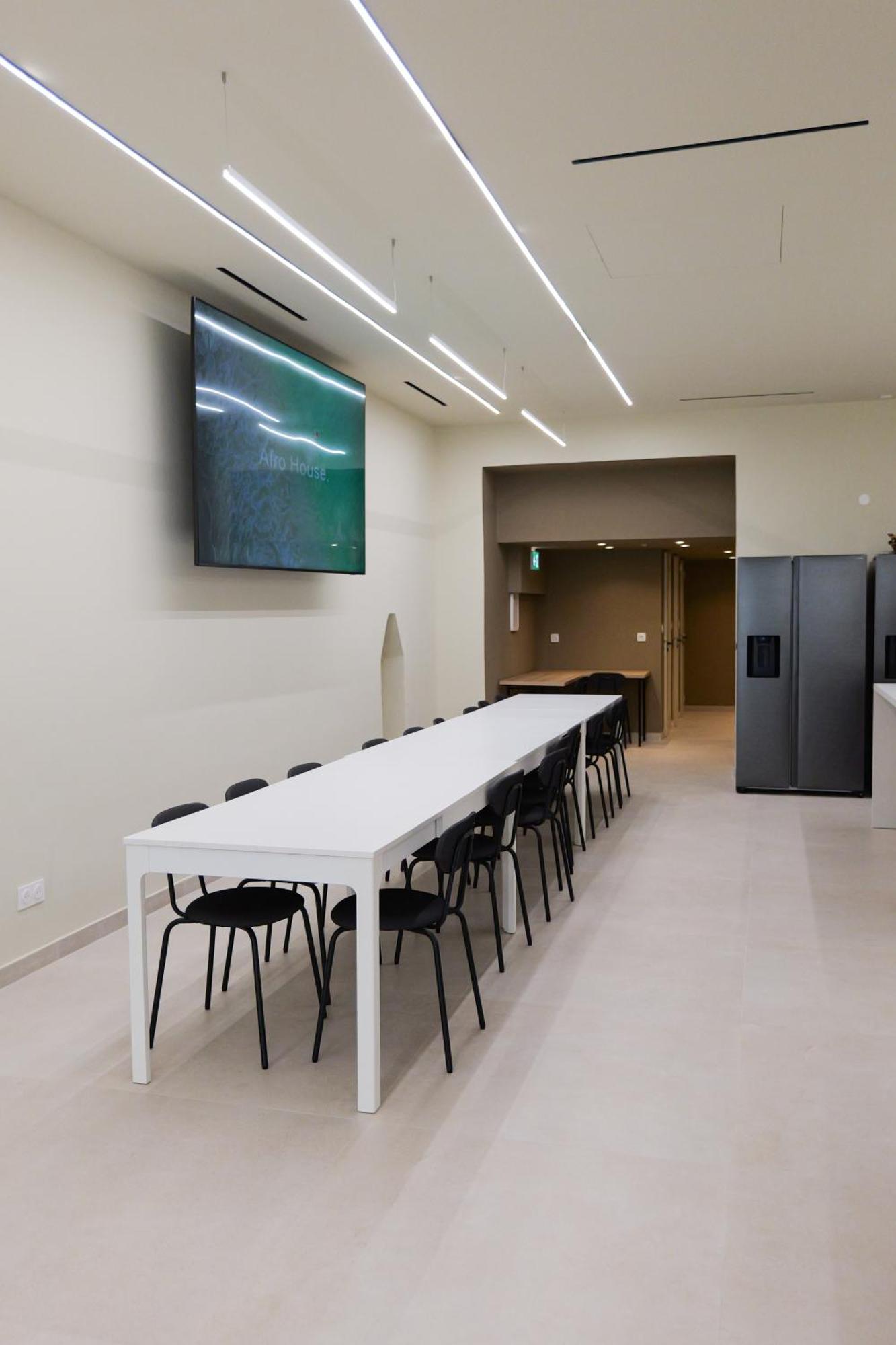 Extra Spacious Modern Hub Center Apartment