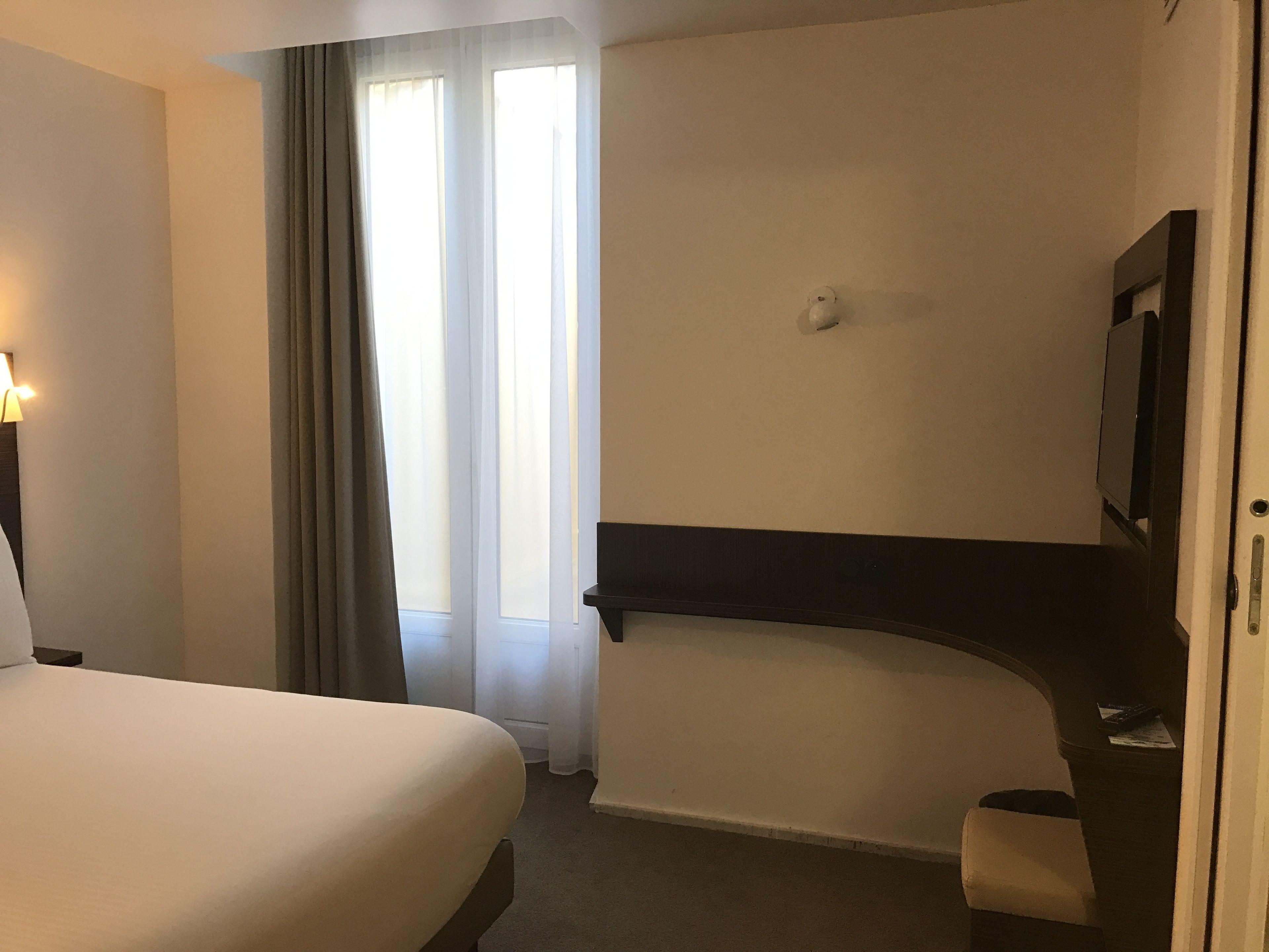 Hotel & Monsigny 3*