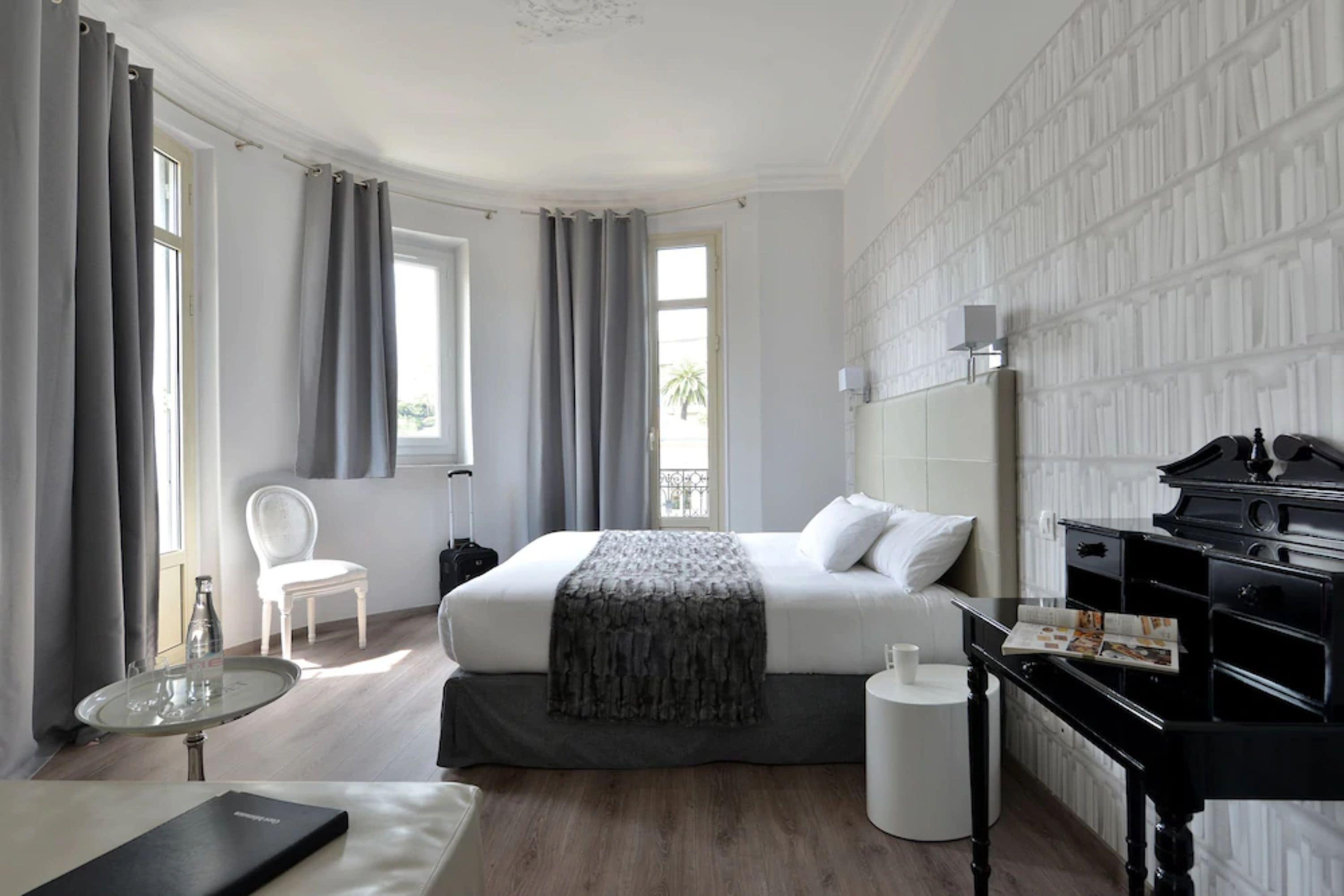 Hotel La Victor Hugo 3*