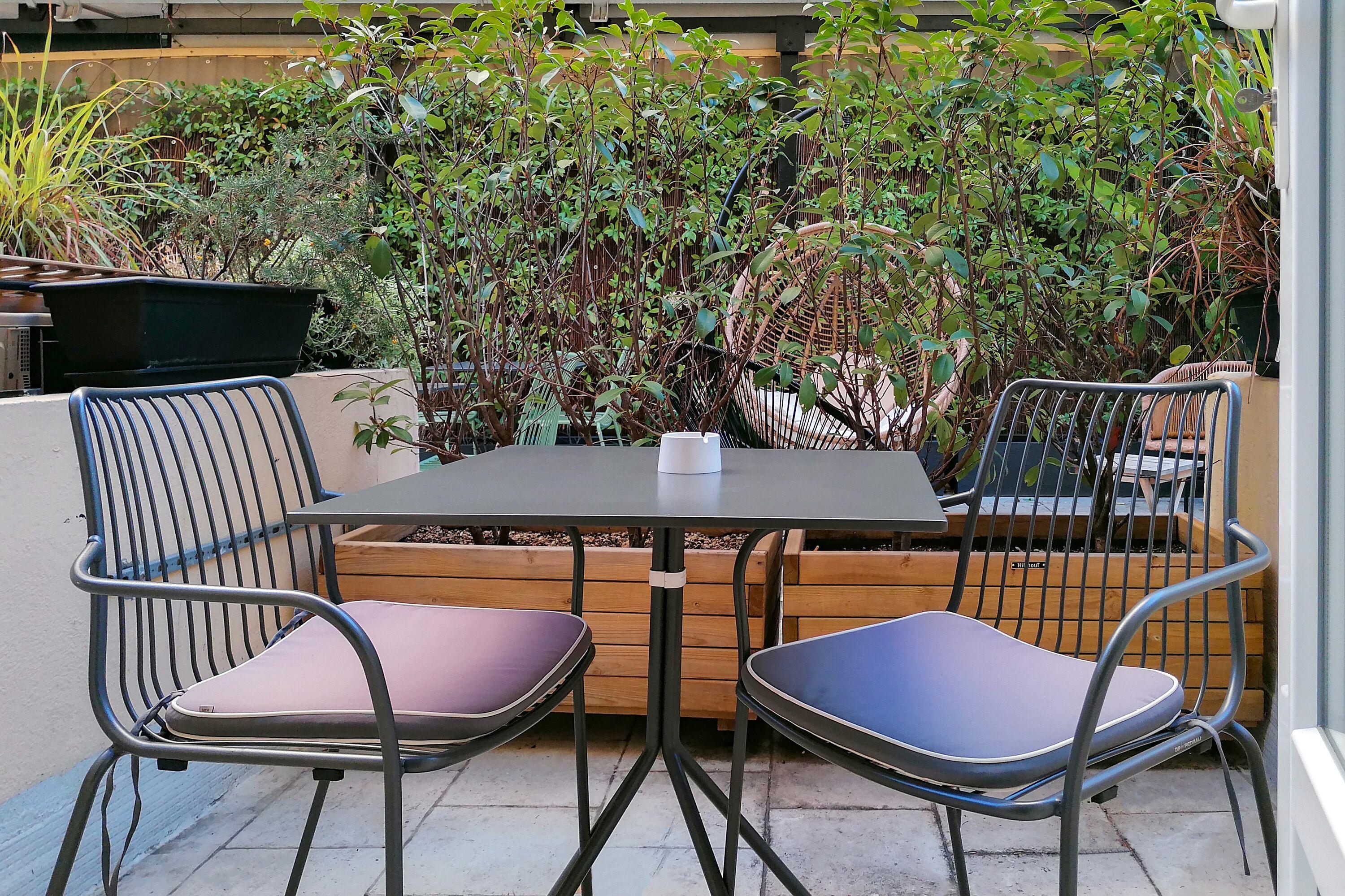 Hotel De France, Un Ammi