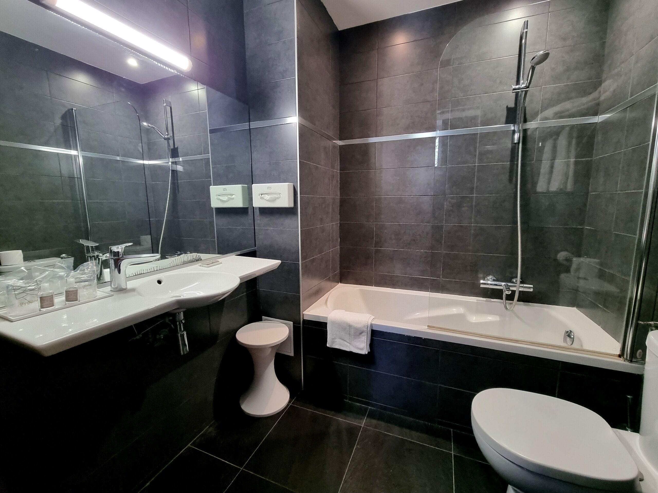 Carlton Nice, Partially Renovated 3*