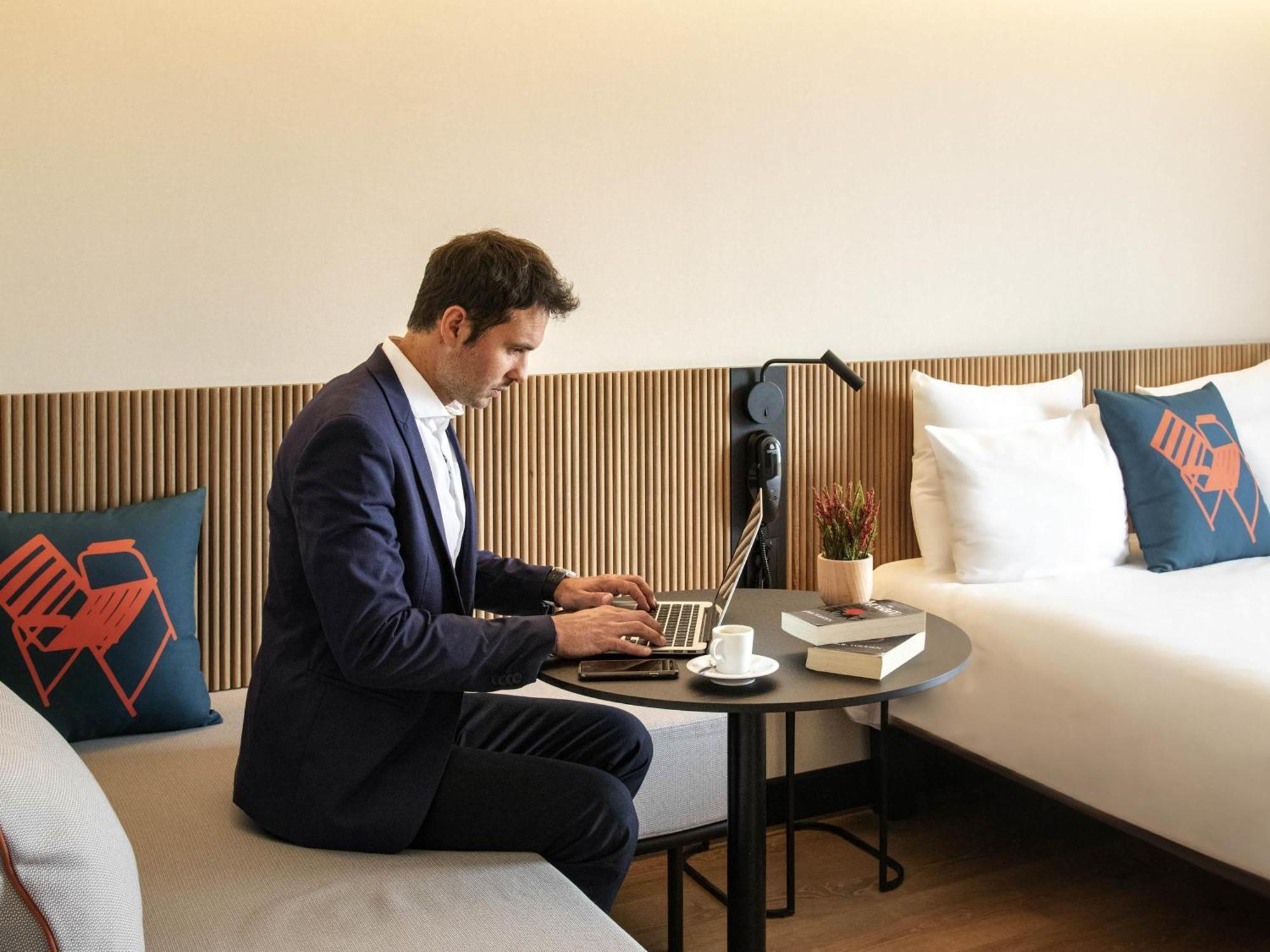 Novotel Arenas Aeroport Hotel