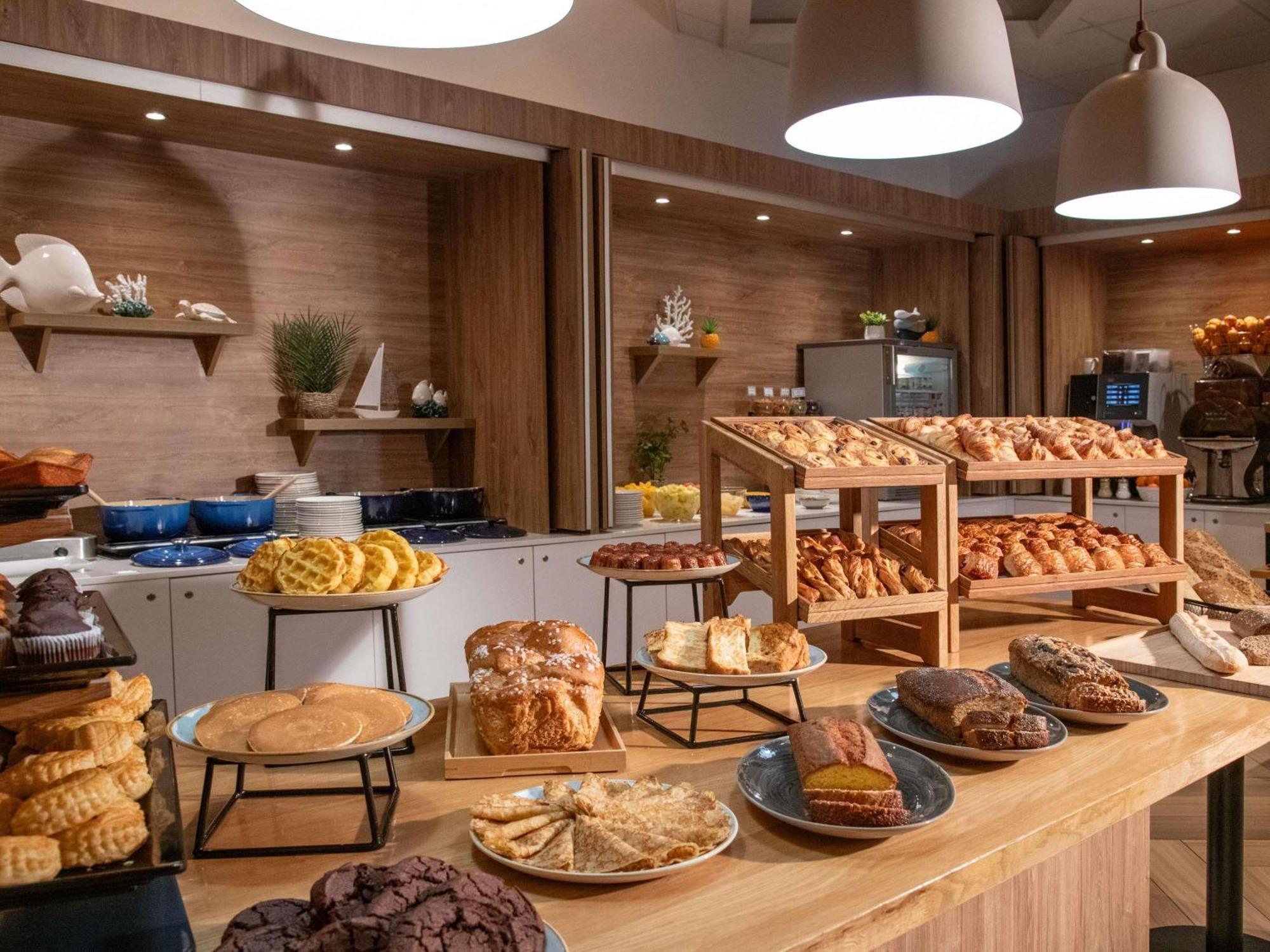 Novotel Arenas Aeroport Hotel 4*