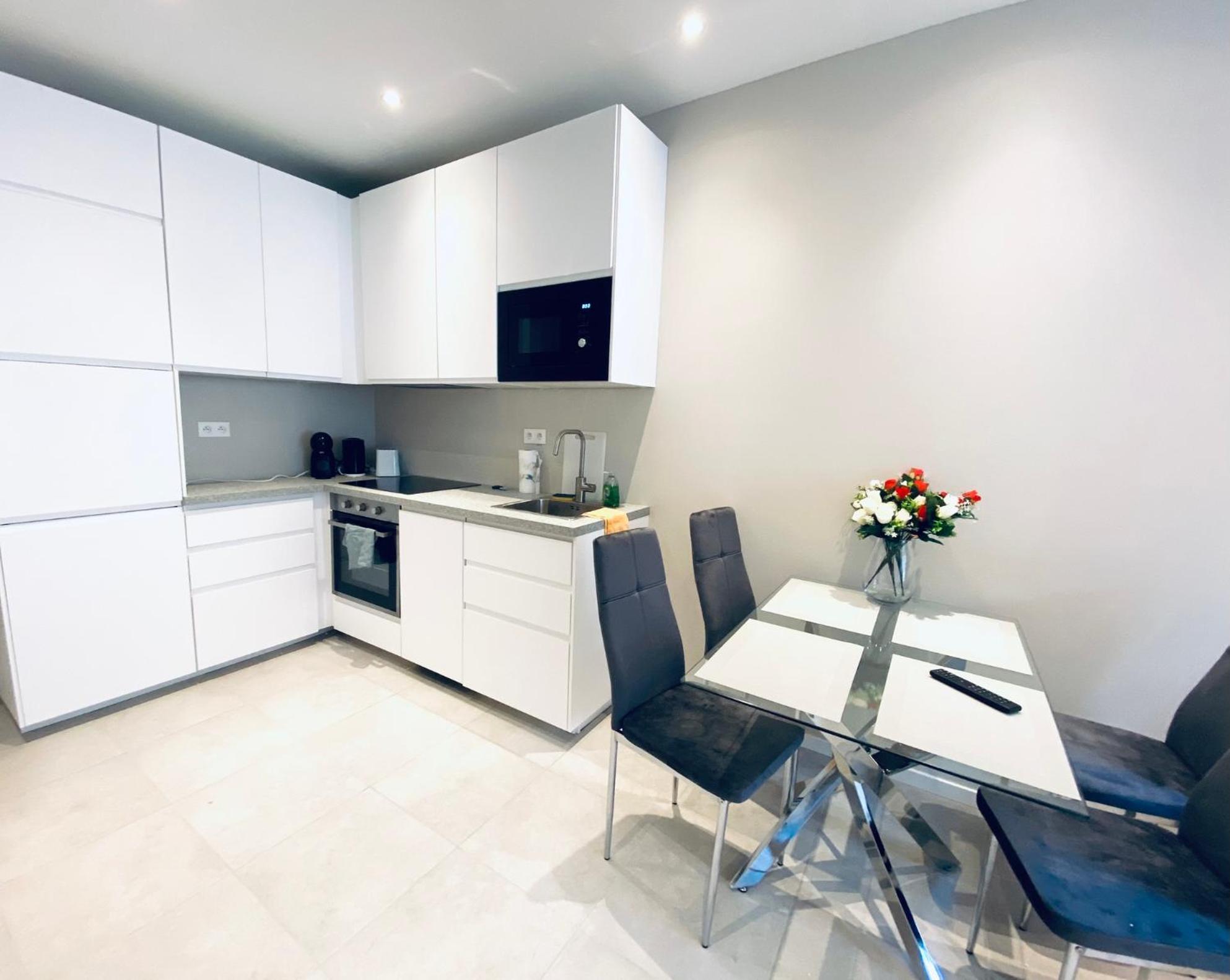 The Entire 2 Rooms, Balcony, Sea View Nice