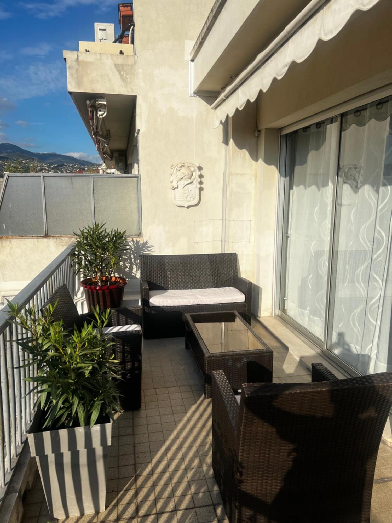 Terrasse Ensoleillee Sur Les Toits De * Nice