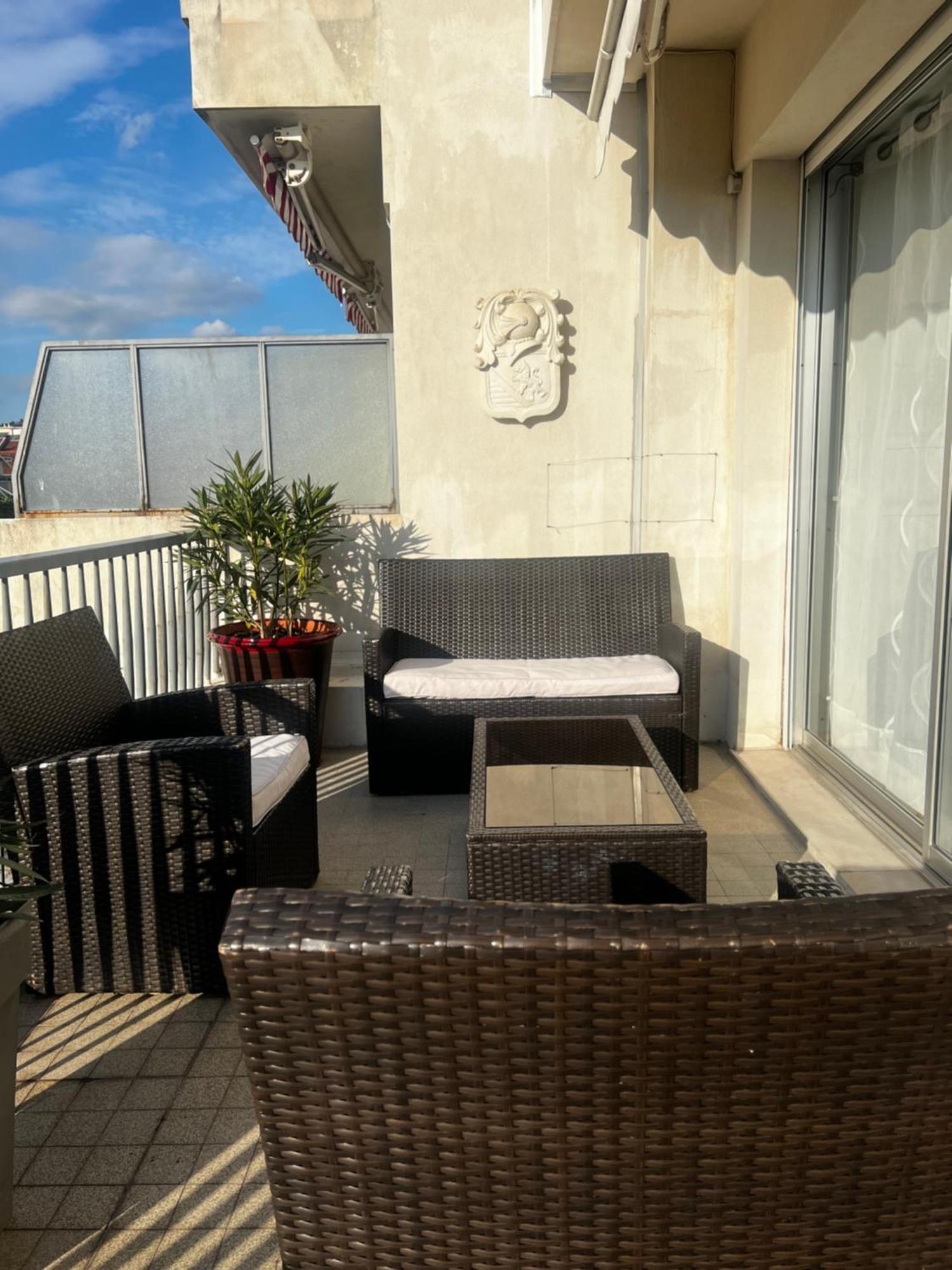 Terrasse Ensoleillee Sur Les Toits De *