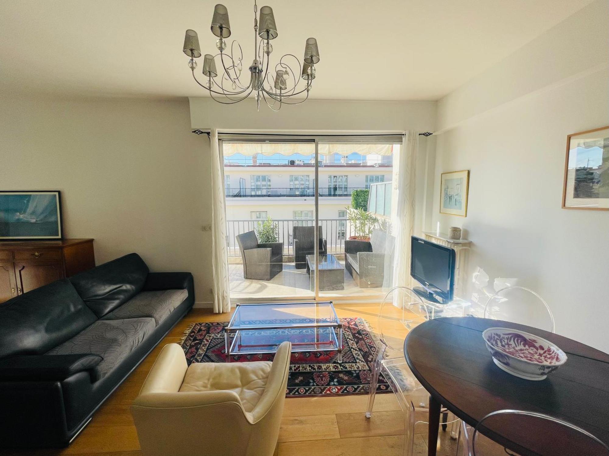 Terrasse Ensoleillee Sur Les Toits De Apartment Nice