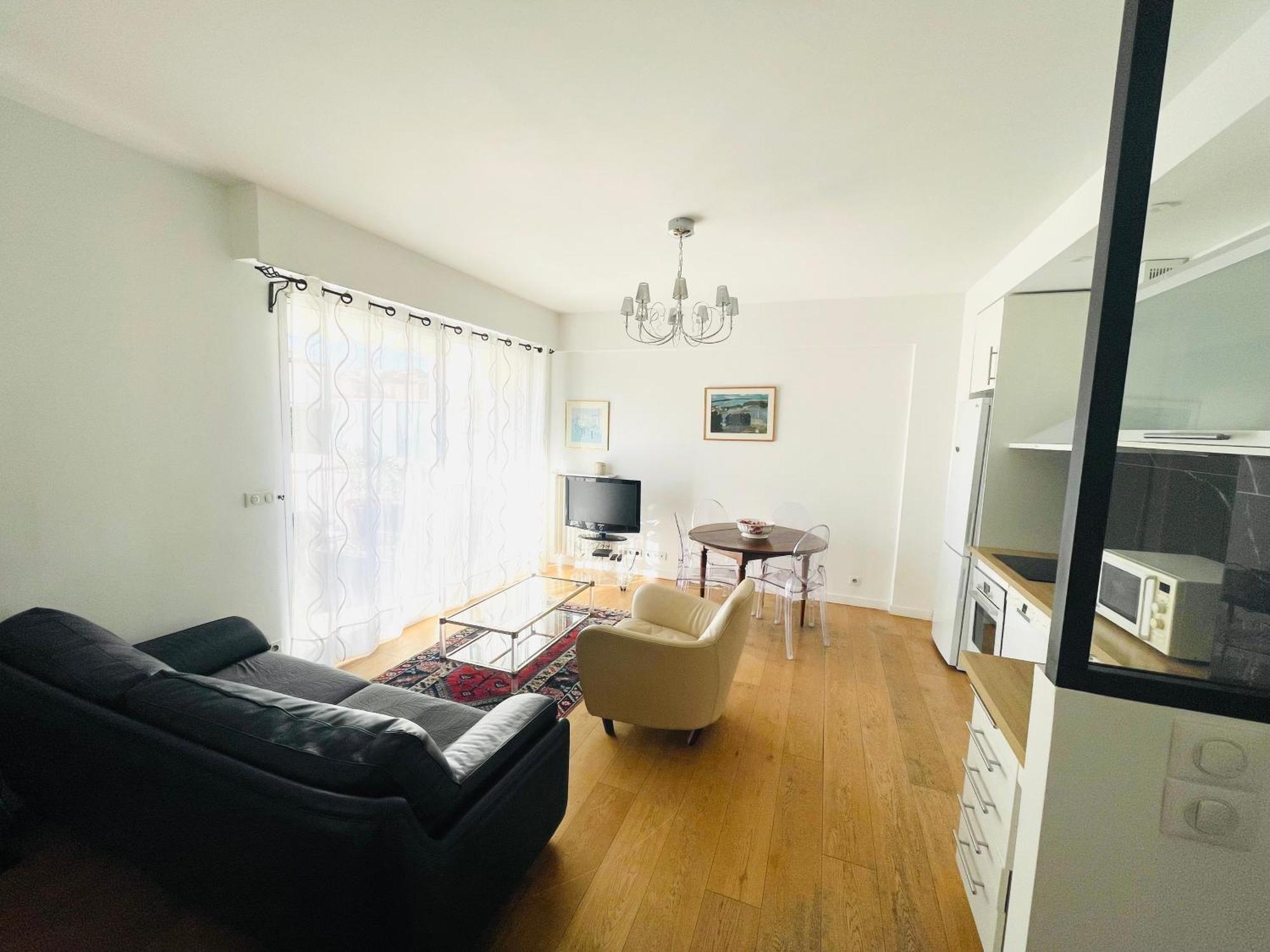 Terrasse Ensoleillee Sur Les Toits De Apartment