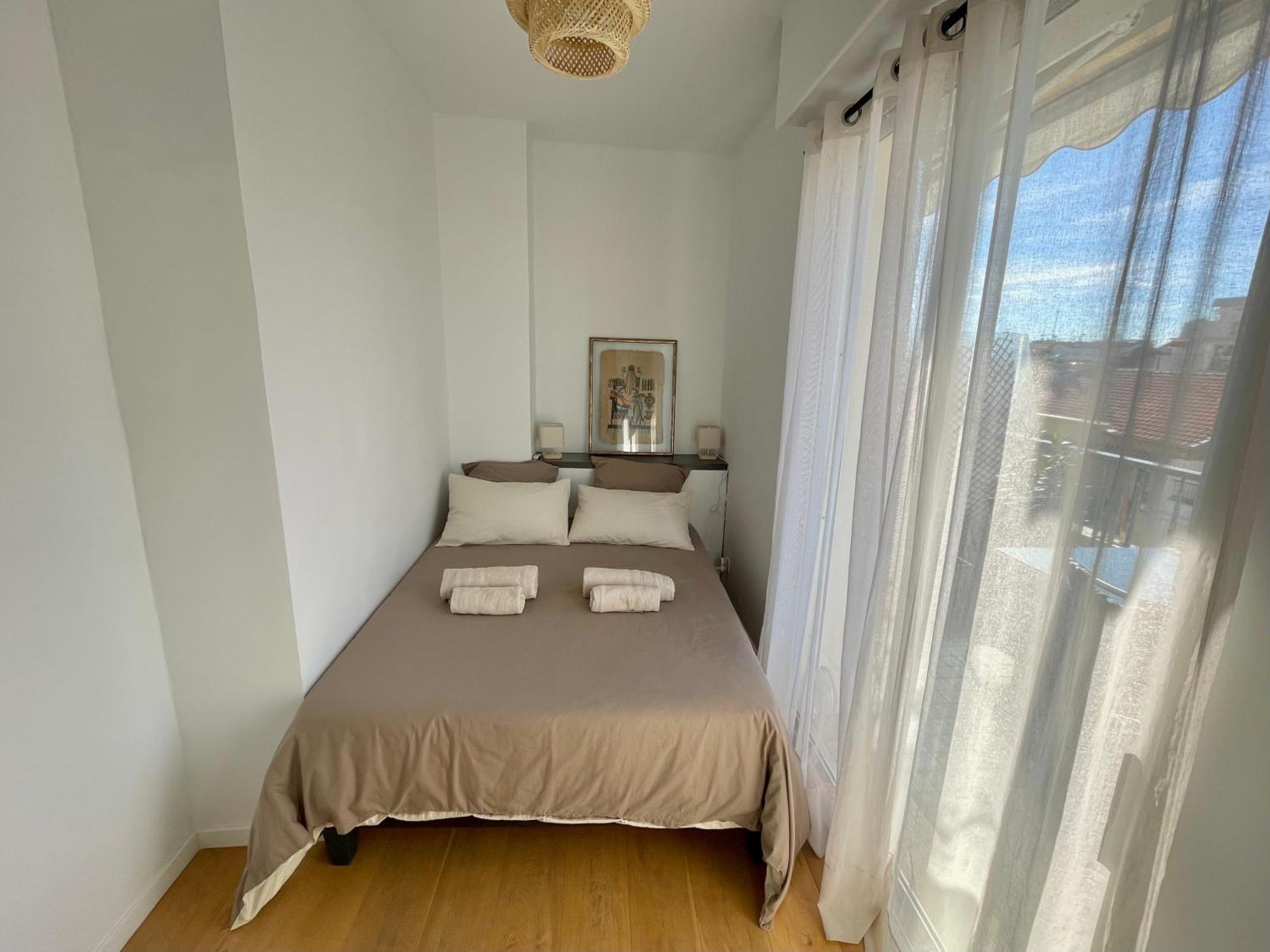 Terrasse Ensoleillee Sur Les Toits De Apartment Nice