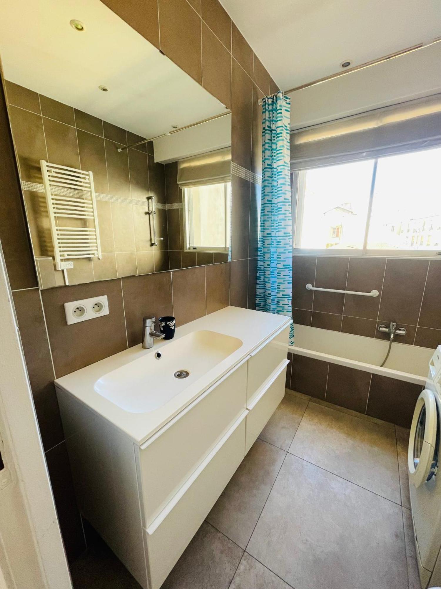 Terrasse Ensoleillee Sur Les Toits De Apartment Nice