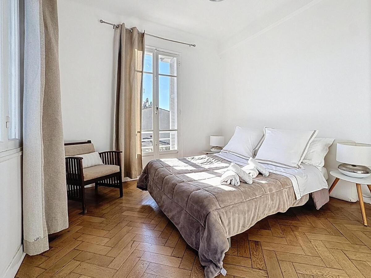 Large 2 Bedroom Apartment, Close To Promenade Des