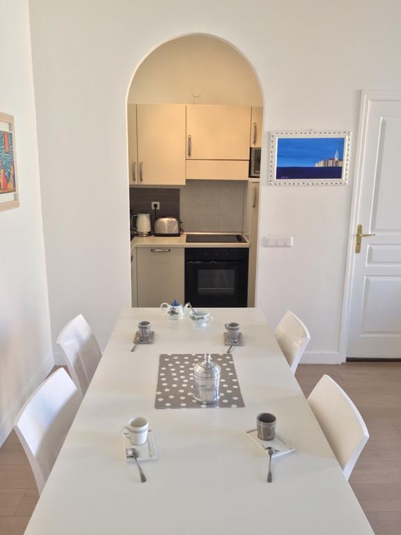 Apartment 2 Bedrooms In Central Location On The Famous Place Massena *