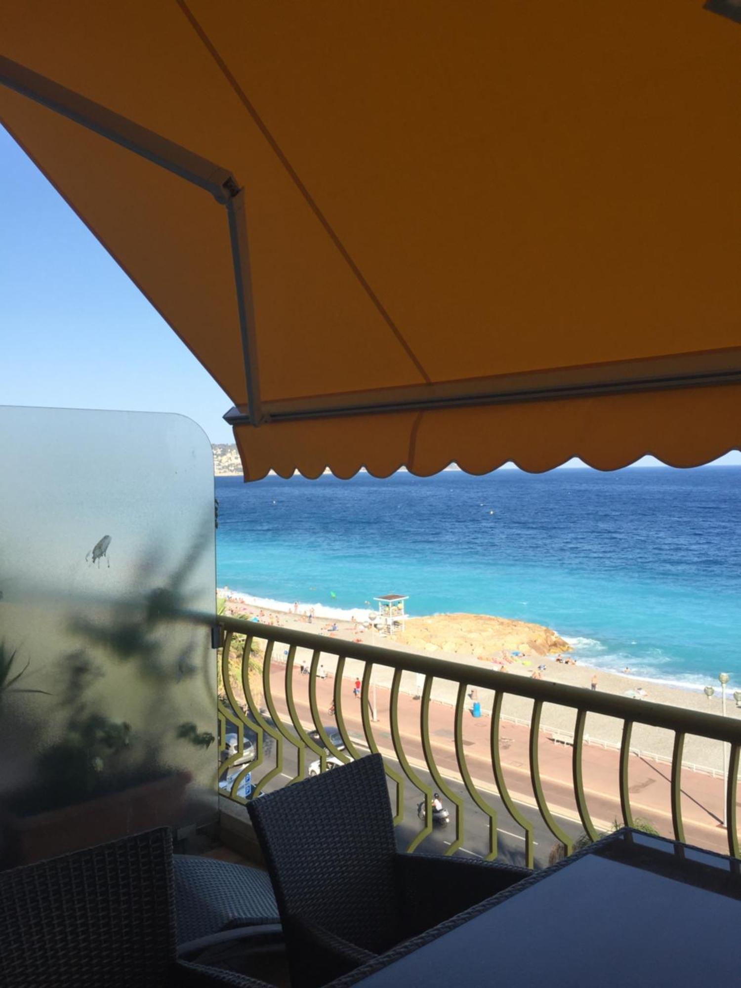 Beachfront Promenade Des *