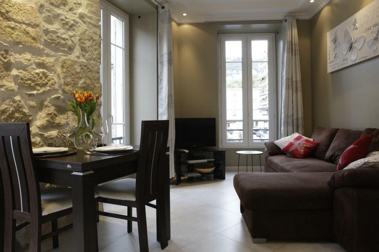 With Parking In Near The Harbor