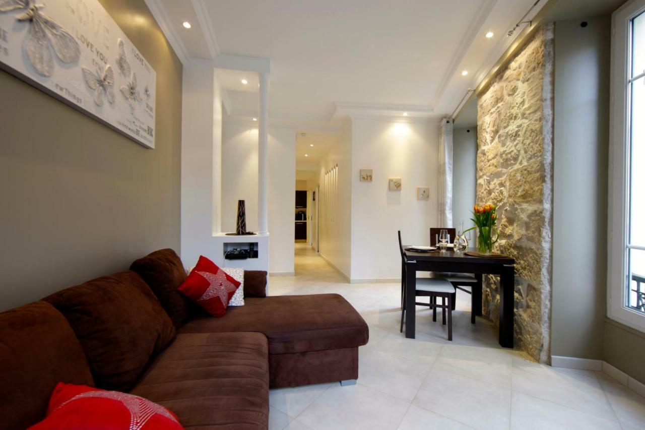 With Parking In Near The Harbor