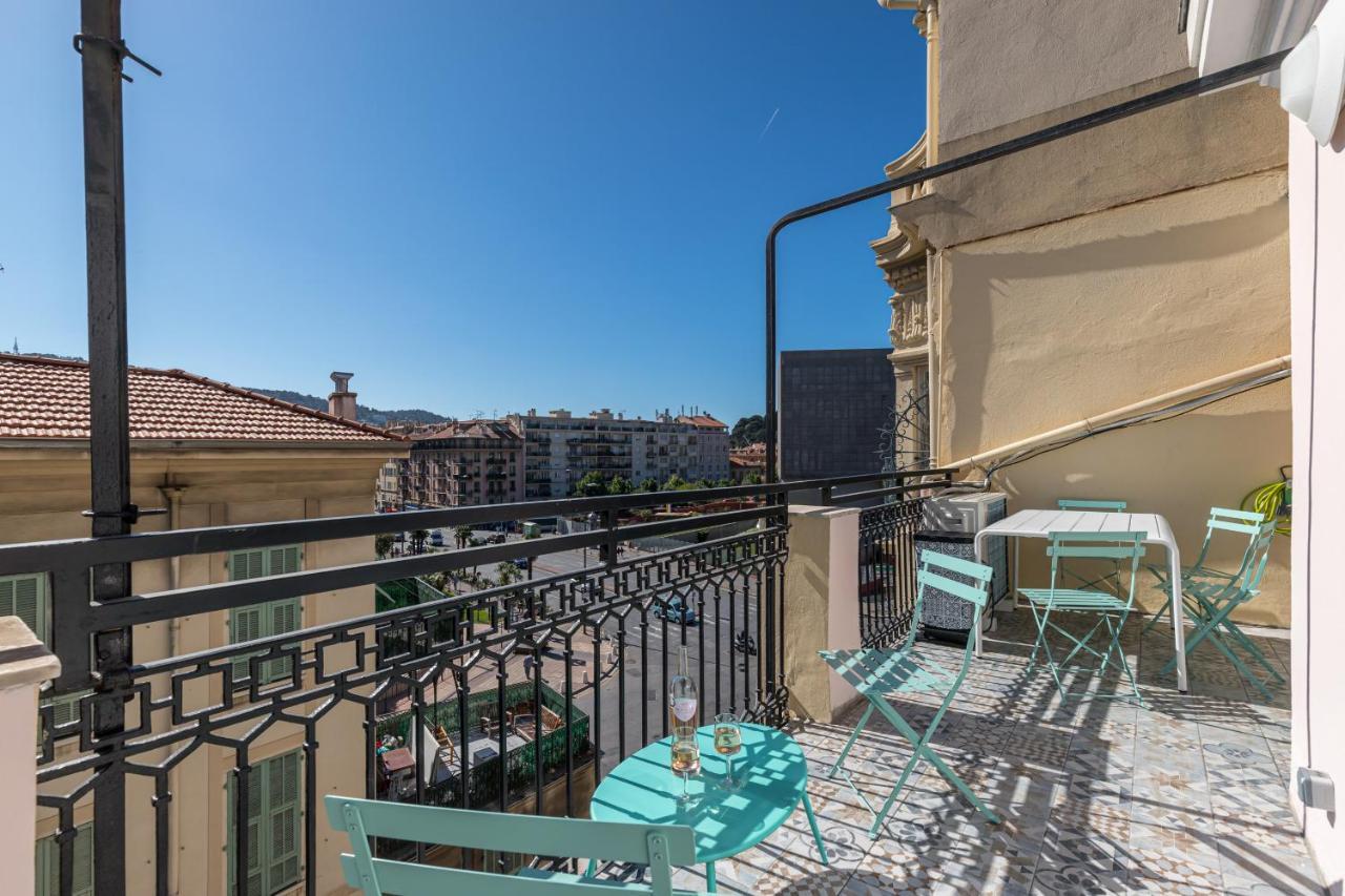 Squared Head-apartment With Terrace In Apartment
