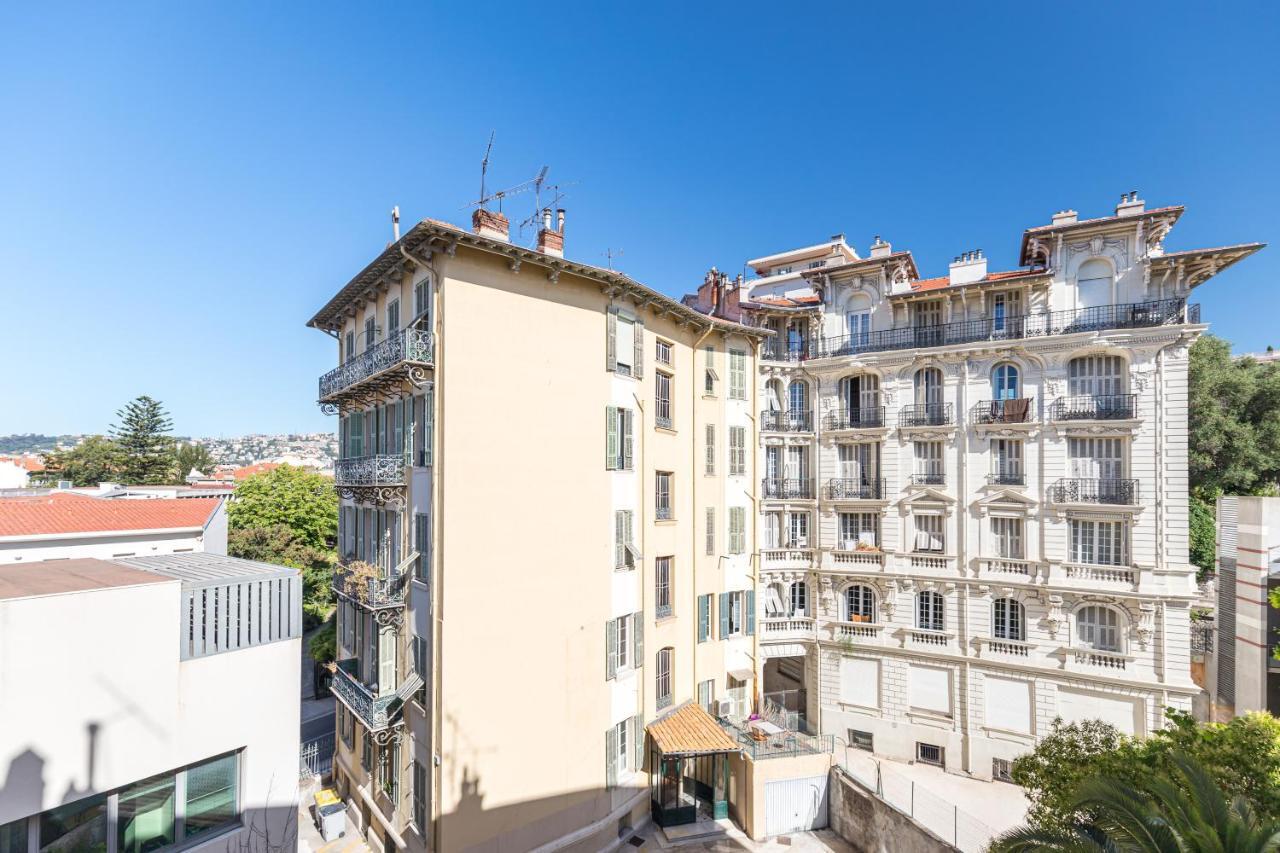 Squared Head-apartment With Terrace In Apartment