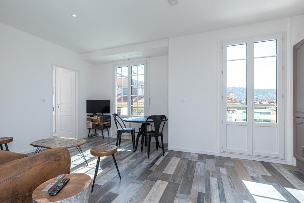 Squared Head-apartment With Terrace In Apartment Nice
