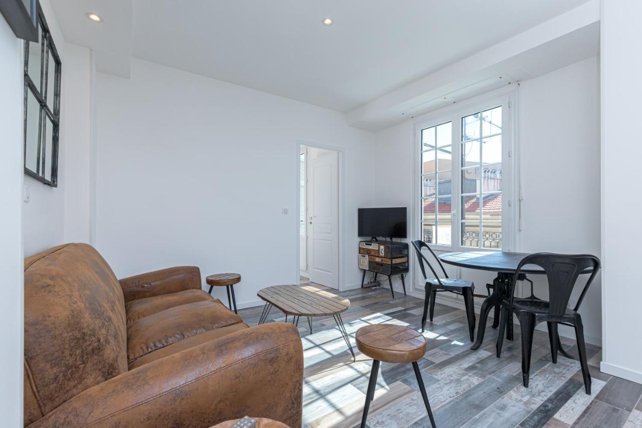 Squared Head-apartment With Terrace In