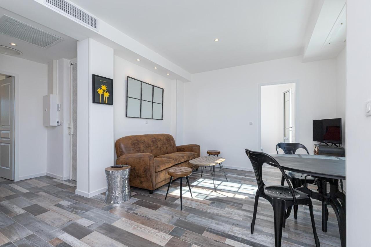Squared Head-apartment With Terrace In Apartment *