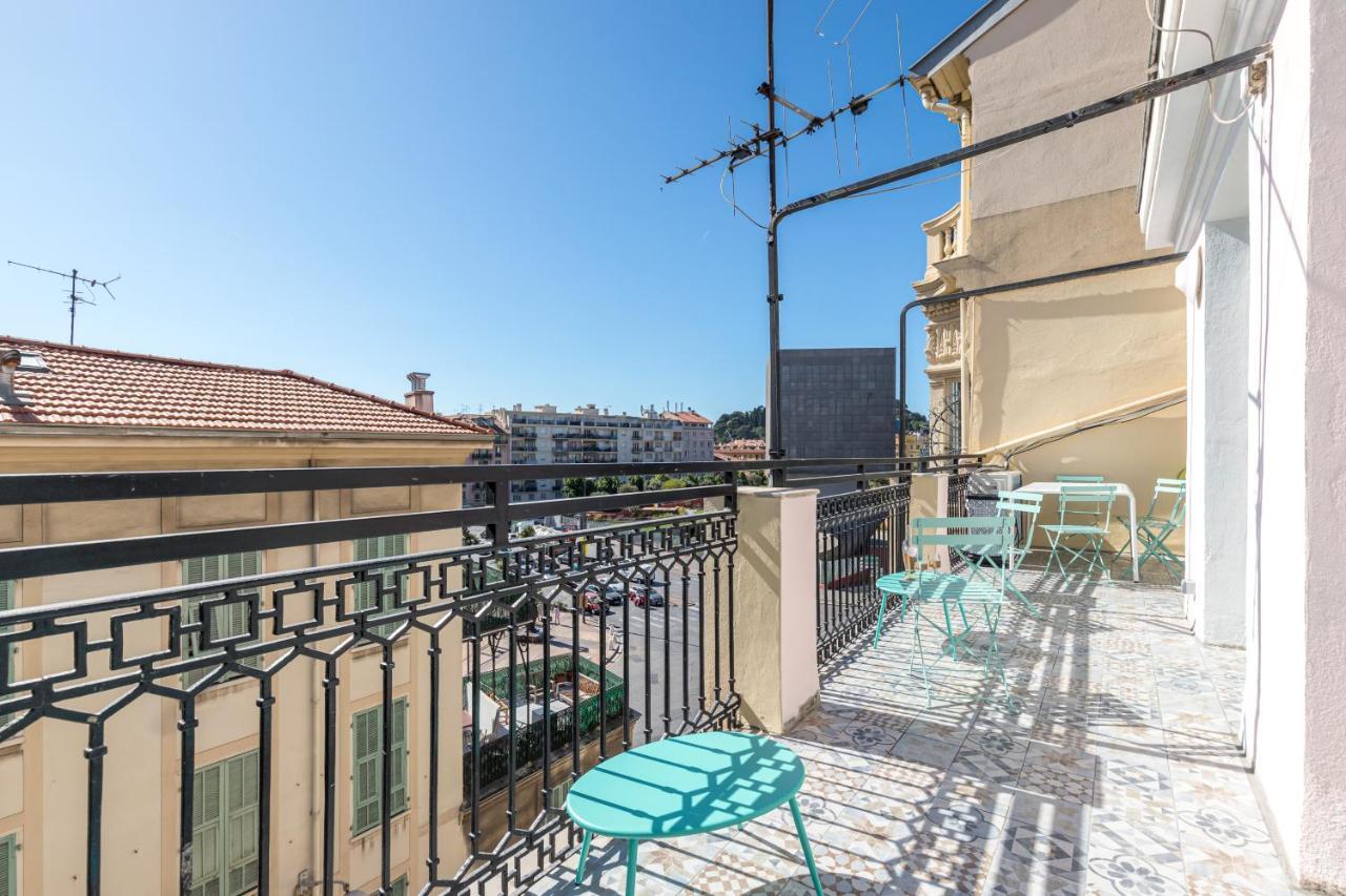 Squared Head-apartment With Terrace In Apartment
