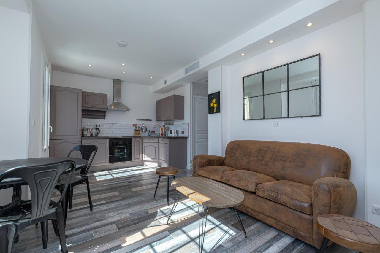 Squared Head-apartment With Terrace In Nice