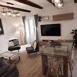 Beautiful Old Town Flat, Near The Beach