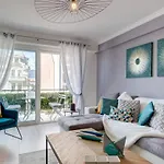 Friendly & Designed In The Golden Square Apartment