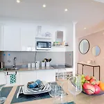 Apartment Friendly & Designed In The Golden Square *