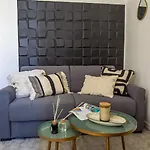 Charming 2 Rooms Refurbished Super Center 205A