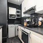 Spacious And Elegant Apartment With Sunny Terrace