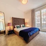 Nestor&Jeeves - Victoire - Central - Near Beach