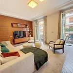 Nestor&Jeeves - Victoire - Central - Near Beach