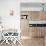 Large Terrace 1 Bdr Near Garibaldi Square
