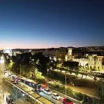Pj - Dine On The Balcony At A Sleek Writer\'S Loft And Enjoy The View