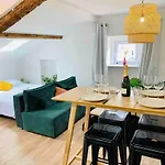 Beautiful Refurbished Cozy Apartment *