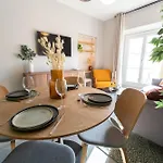 Old Town Diamond, Adorable Sunny Apartment With Ac