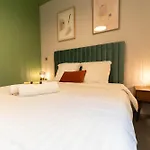 Old Town Diamond, Adorable Sunny Apartment With Ac
