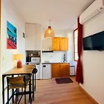 Studio rénové climatisé tout confort - Lit Queen size - emplacement idéal près des plages