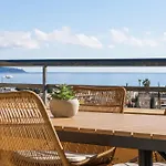 Vue mer sublime, terrasse ensoleillée et parking